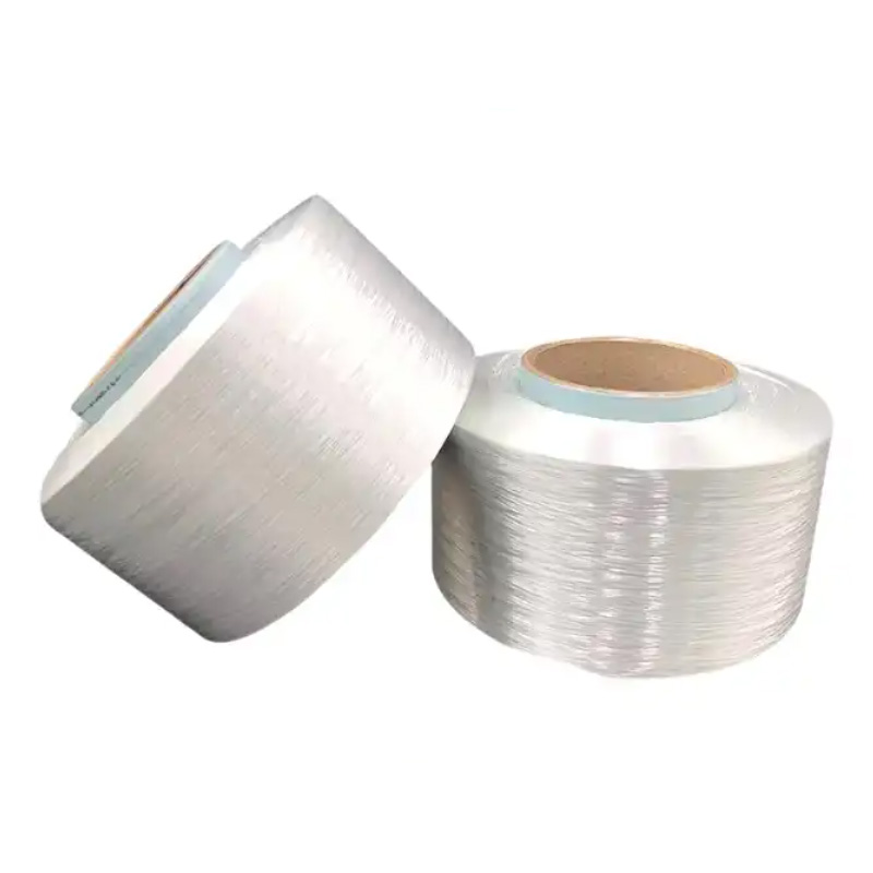 Zijn er significante verschillen in de compatibiliteit van hotmeltgaren met verschillende smeltpunten wanneer het wordt gecombineerd met verschillende stoffen, zoals wol en katoen?